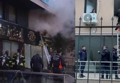 Manisa'da gelinlikçide çıkan yangında mahsur kalan 2 kadını itfaiye kurtardı