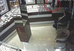 Eyüpsultan'da kuyumcu, alacağı için gelen müşterisini silahla vurdu