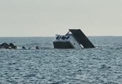 Kayalıklara çarpan teknedeki balıkçılar kurtarıldı