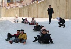 Yüksekova'da çocuklar ‘tepsi’ ile kaydı