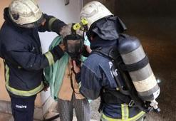 Yangında dairesinde mahsur kalan kadını, itfaiye eri kurtardı