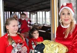 Tekirdağ'da çocukların 'Noel ablası', her yıl kapı kapı gezip hediye dağıtıyor
