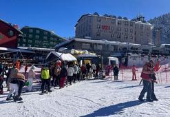 Kar kalınlığının 63 santimetre olduğu Uludağ'da 'yılbaşı' yoğunluğu