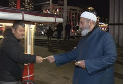 Tebliğciler, yılbaşı gecesi Taksim Meydanı’nda bildiri dağıttı