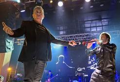 Haluk Levent, Hatay'da depremzedeler için konser verdi