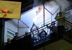 Şişli Kurtuluş'ta gelenek bozulmadı; yeni yıla bardak fırlatarak girdiler