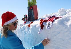 Yeni yıl mesajlarını, 2 bin 365 metrede kar üzerine yazdılar