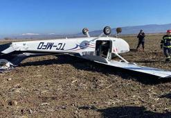 Tarlaya zorunlu inişte ters dönen eğitim uçağının enkazı kaldırıldı