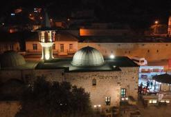 Depremde hasar alan Kanuni Sultan Süleyman Cami Regaip Kandili ile ibadete açıldı