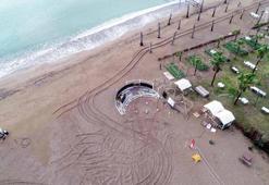 'Denize bir adım' sloganıyla kiralanan sahildeki kaçak yapı kaldırıldı