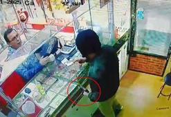 Kuyumcu, oyuncak silahla soygun girişiminde bulunan şüpheliyi darbetti; o anlar kamerada