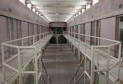 Fransa’da cezaevinde rehine krizi: Mahkum 5 kişiyi rehin aldı