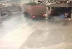İzmir'de kayan TIR, kahvehaneyi teğet geçti; o anlar kamerada