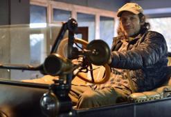 Antika tutkunu; kornası elden basmalı, jantı tahtadan olan 110 yaşındaki otomobiliyle şehir turu atıyor