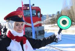 Ankara'dan gelen 'Sarıkamış Ekspresi'ni, Bakan Göktaş karşıladı