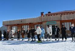 Hakkari'de öğrenciler, kayak dersi alıyor