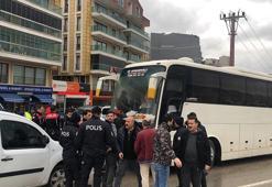 Maça giden taraftarlar arasında bıçaklı kavga; 2 yaralı