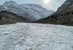Zap Suyu'nun yüzeyi kısmen dondu