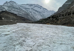 Zap Suyu'nun yüzeyi kısmen dondu