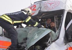 Kaza ihbarına giden ambulans, TIR'a çarptı; 3 sağlık görevlisi yaralı