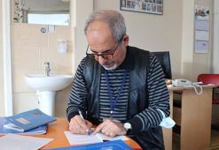 Nezih öğretmen, kanserden ölen öğrencilerini onlar için yazdığı şiir kitabıyla ölümsüzleştirdi