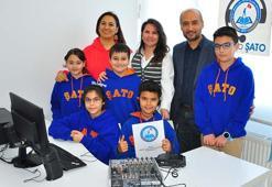 Okul radyosunda Ferdi Tayfur'un şarkıları çalındı