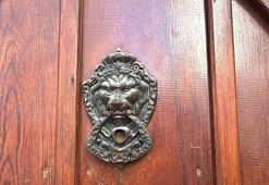 Kapı tokmaklarının yerini ziller aldı