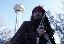 'Jack Sparrow' kostümüyle Ankara sokaklarında gezdi