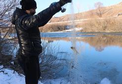 Yüksekova'da buz tutan çayda balık avı