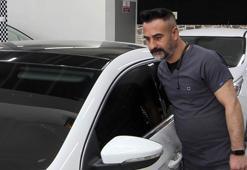 Kaporta ustası, araçları doktor kıyafeti giyerek tamir ediyor