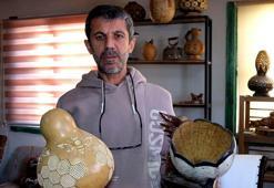 Kendi yetiştirdiği su kabakları ile doğada bulduğu odun parçalarından hayvan figürleri yapıyor