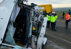 Silivri'de hafriyat kamyonuyla öğrenci servisi çarpıştı: 1'i çocuk 3 kişi yaralandı