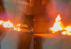 Beyoğlu’nda otomobildeki yangın park halindeki aracı da yaktı; o anlar kamerada