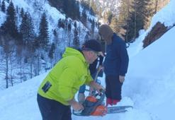 Motorlu testereyle buzlaşan karı kesip yol açtılar