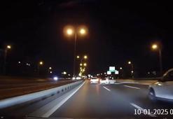 Ataşehir'de makas atarak ilerleyen sürücü kaza yaptı; o anlar kamerada