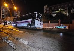 Özel halk otobüsü, su borusunun patlamasıyla oluşan göçüğe düştü