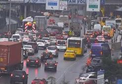 Beylikdüzü'nde TIR bariyerlere çarptı; trafik durma noktasına geldi