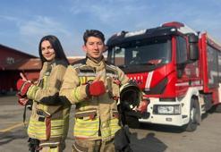 İtfaiyeci çift omuz omuza çalışıyor