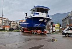 Balıkçı teknesi TIR dorsesinde taşındı; o anlar kamerada