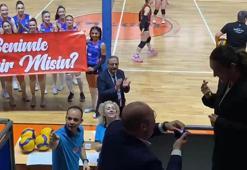 Voleybol maçında sürpriz evlilik teklifi