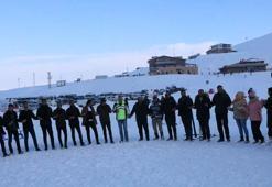 Hakkari'de kayak sezonu halaylarla açıldı
