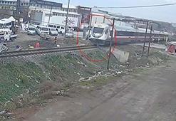 Raylardan geçerken yolcu treni çarptı; kaza kamerada