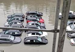 Sarıyer'de yağış sonrası otoparktaki sıfır araçlar su içinde kaldı