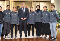 Saldırıya uğrayan Güneşin Çocukları Hentbol Takımına destek