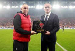 Göztepe Teknik Direktörü Stoilov'a büyük onur