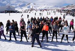 Kadınlar kayak merkezinde zumba yaptı