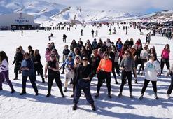 Kadınlar kayak merkezinde zumba yaptı