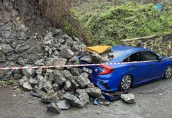 Sarıyer'de istinat duvarı otomobilin üzerine yıkıldı