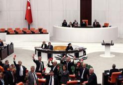 TBMM Genel Kurulu'nda, CHP grubundan 'kırmızı kartlı' tepki