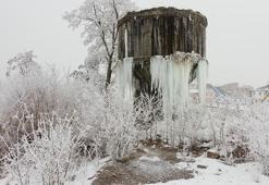 Ağrı'da su deposu buz tuttu, araçların üzerine battaniye örtüldü